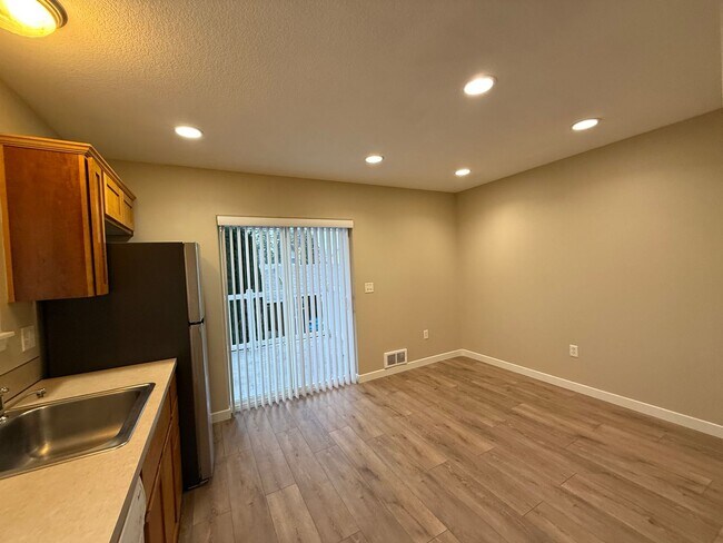 Building Photo - FREE RENT through FEBRUARY - SEE LISTING for DETAILS!  Newly Updated Two Bedroom Townhome Availab...