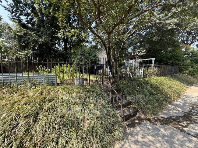 Building Photo - 653 Anderson St
