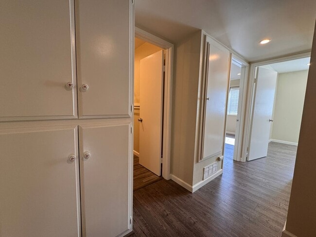 Building Photo - Spacious 4-Bedroom Townhome in Prime Clair...
