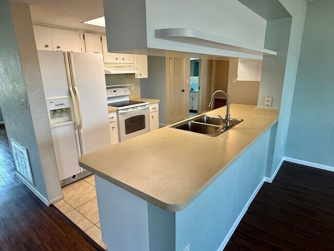 Building Photo - Beautiful Palm Harbor 2/2 Located on Peace...
