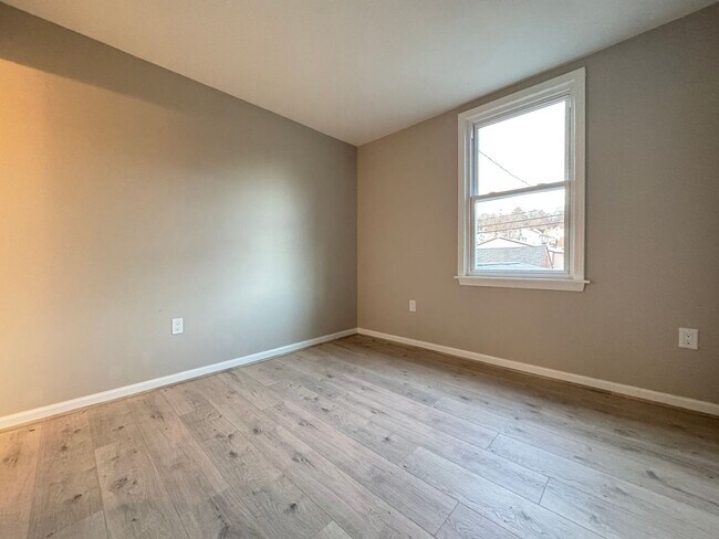 Building Photo - 372 Rubber Ave