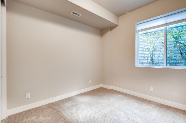Building Photo - High Street Townhomes 3 bedroom unit with ...