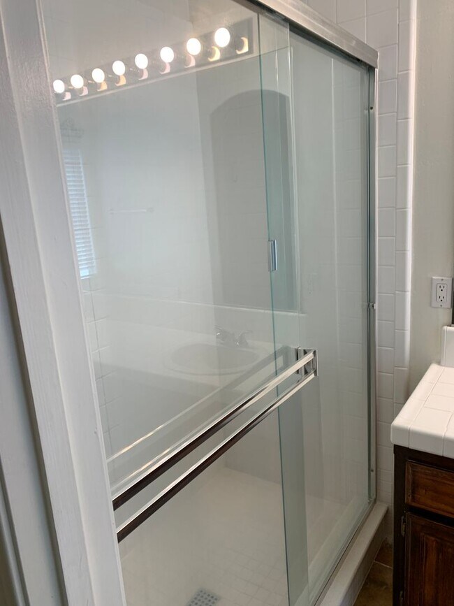 Building Photo - River Oaks Area Stockdale Highway & Buena Vista 93311 4+2 $2600