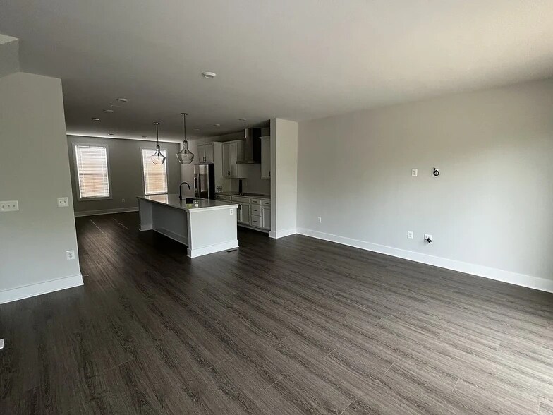 Building Photo - 584 Hazel Dr