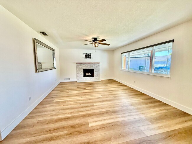 Building Photo - 310 Creekside Ct