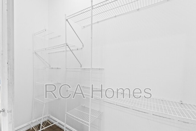 Building Photo - 918 N College Ave