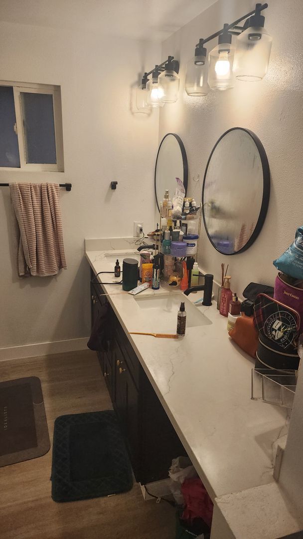 Building Photo - Renovated 4-Bedroom Single-Level Home in Quiet Kent Central Location