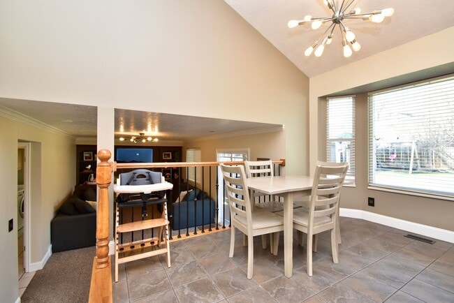 Building Photo - Spacious 4 Bed Murray Home with Huge Private Yard!