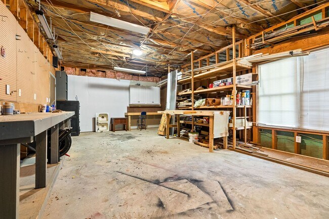 Building Photo - 1902 Hillbrook Cir