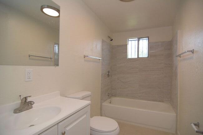 Building Photo - Completely Remodeled 2 Bedroom 1 Bath Dupl...