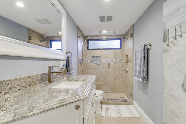 Building Photo - 515 Bay Colony Dr N