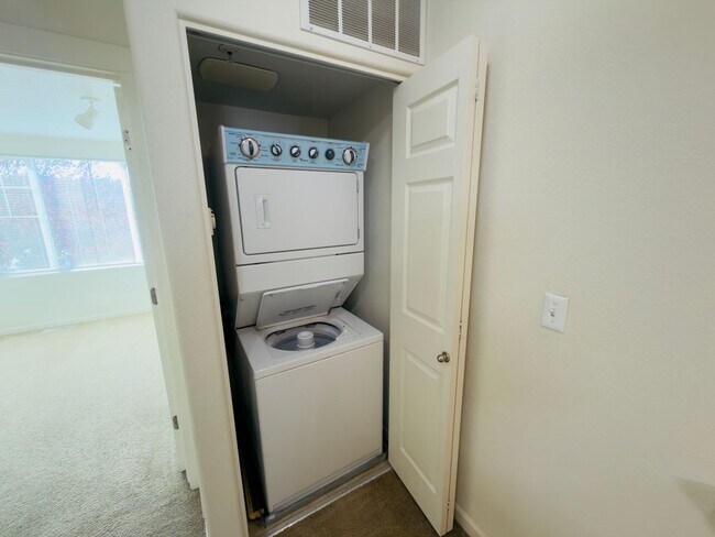 Building Photo - Gorgeous Tri-Level Condo at Progress Ridge With Views of Lake ~ Must See!