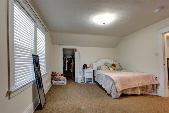 Building Photo - Single Family Home - 4+ Bedroom | 2 Bath