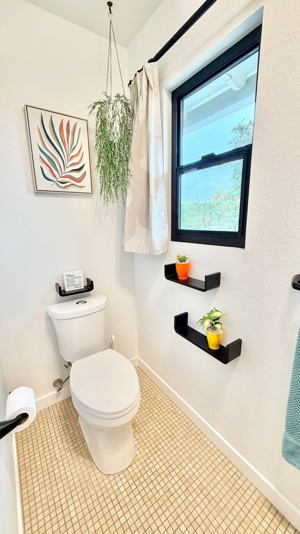 Building Photo - Beautifully Furnished & Appointed, Shorter Term Rental in the Peaceful Gird Valley area of Fallbr...