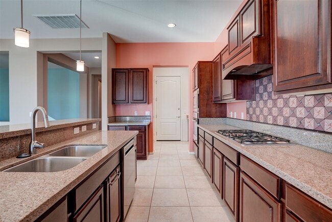 Building Photo - Beautiful 2 bed + den, 2 bath Home Located in Quailwood!