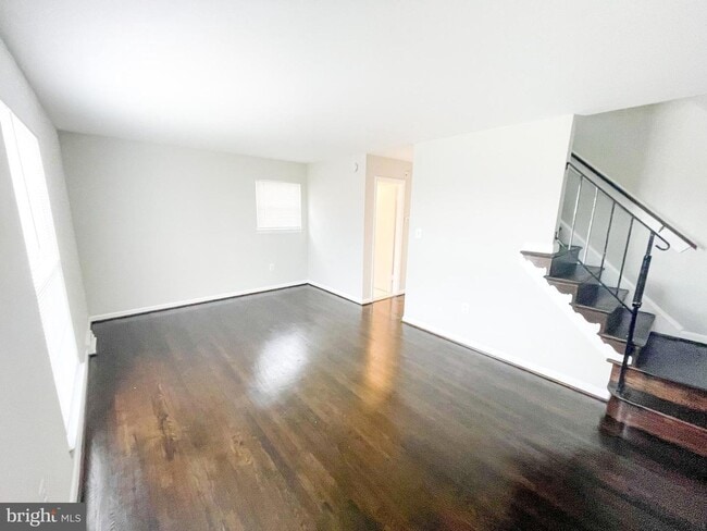 Building Photo - 610 Suffolk Ave