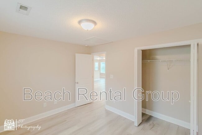 Building Photo - 246 Macarthur Dr