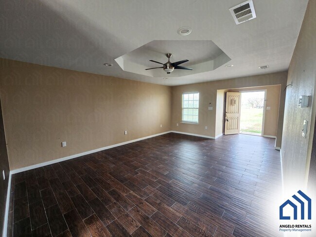 Building Photo - Spacious 3 bedroom 2 bath home COMING SOON!