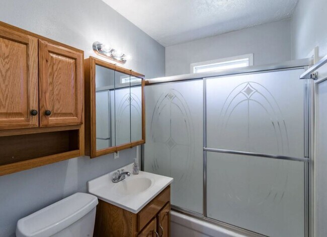 Building Photo - 410-12 Harrison St, Newberg