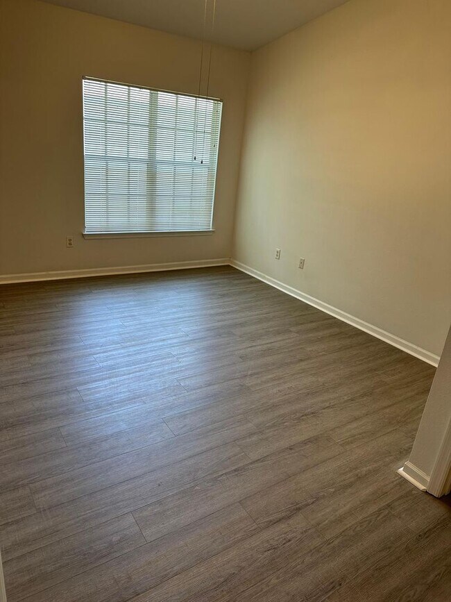 Building Photo - Beautiful and very large 2 bedrooms and 2 full baths Condo