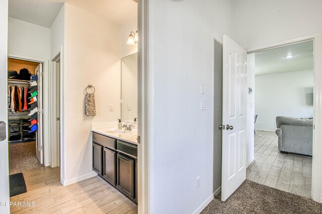 Building Photo - 7517 Red Cedar Dr