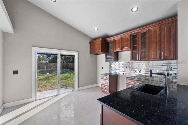 Building Photo - 724 W Crescent Dr