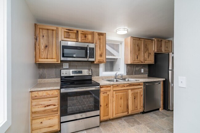 Building Photo - 3 Bedroom Home Available Now!