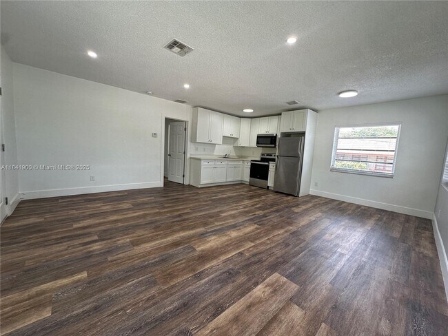 Building Photo - 3315 SW 15th Ave