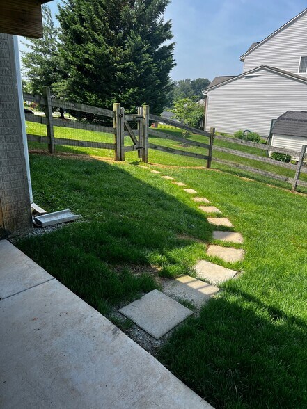 Stepping stone path to back gate - 205 Palomino Dr