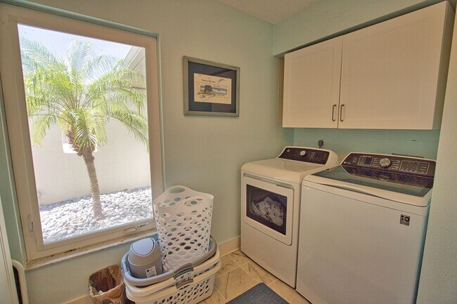 Building Photo - Seasonal Venice Island Pool Home half block from Golden Beach deeded access to the Gulf!