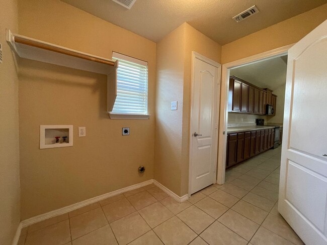 Building Photo - AVAILABLE NOW - 4 BEDROOM 2 BATH HOME IN B...