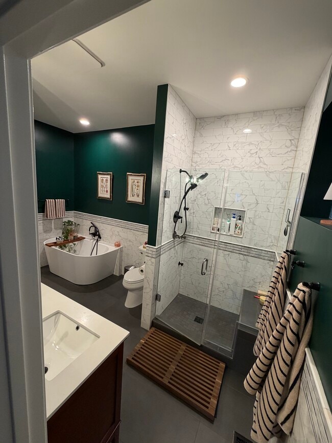 Building Photo - 2416 W Thomas St