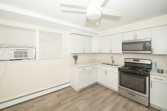 Building Photo - 2402 N 76th Ct