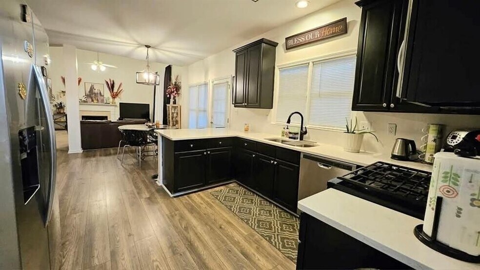 Building Photo - 997 Summer Forest Dr