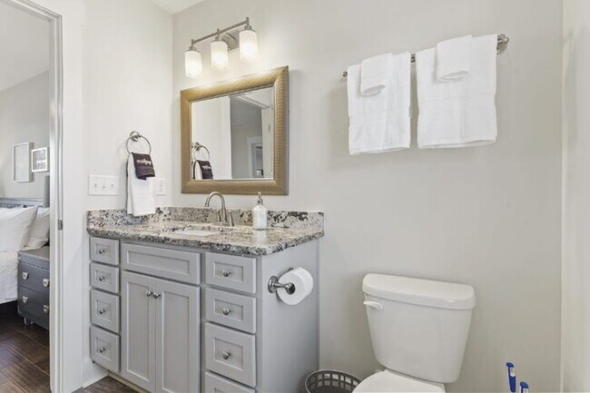 Building Photo - Luxurious 4-Bed Townhouse with Fireplace &...