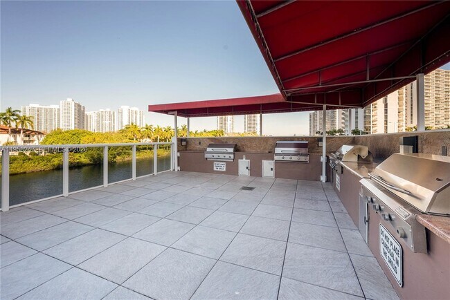 Building Photo - 3675 N Country Club Dr