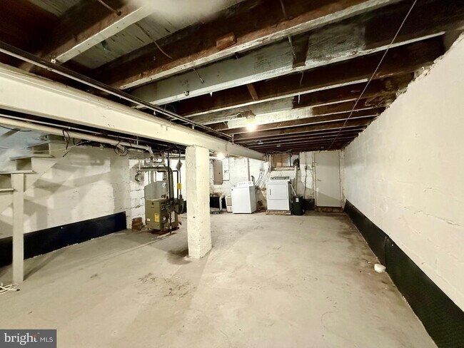 Building Photo - 1704 W 14th St