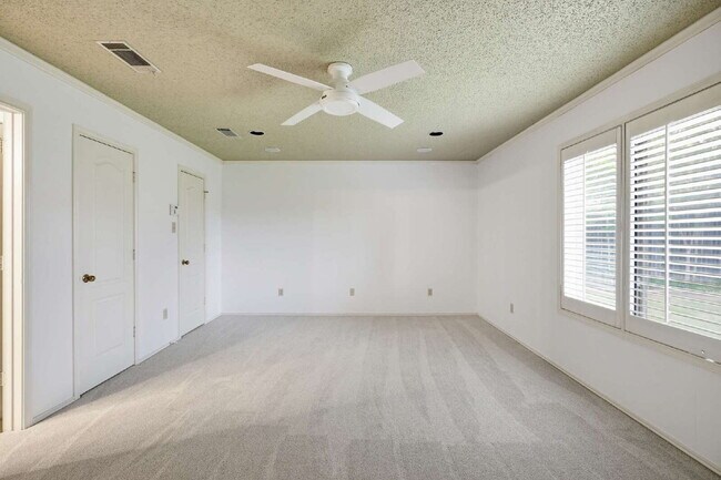 Building Photo - Top-Tier Luxury Living at 98th & Quaker | Kings Gate