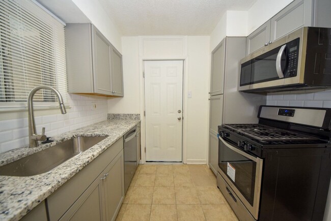Building Photo - MUST SEE Luxury Condo in the heart of Midt...