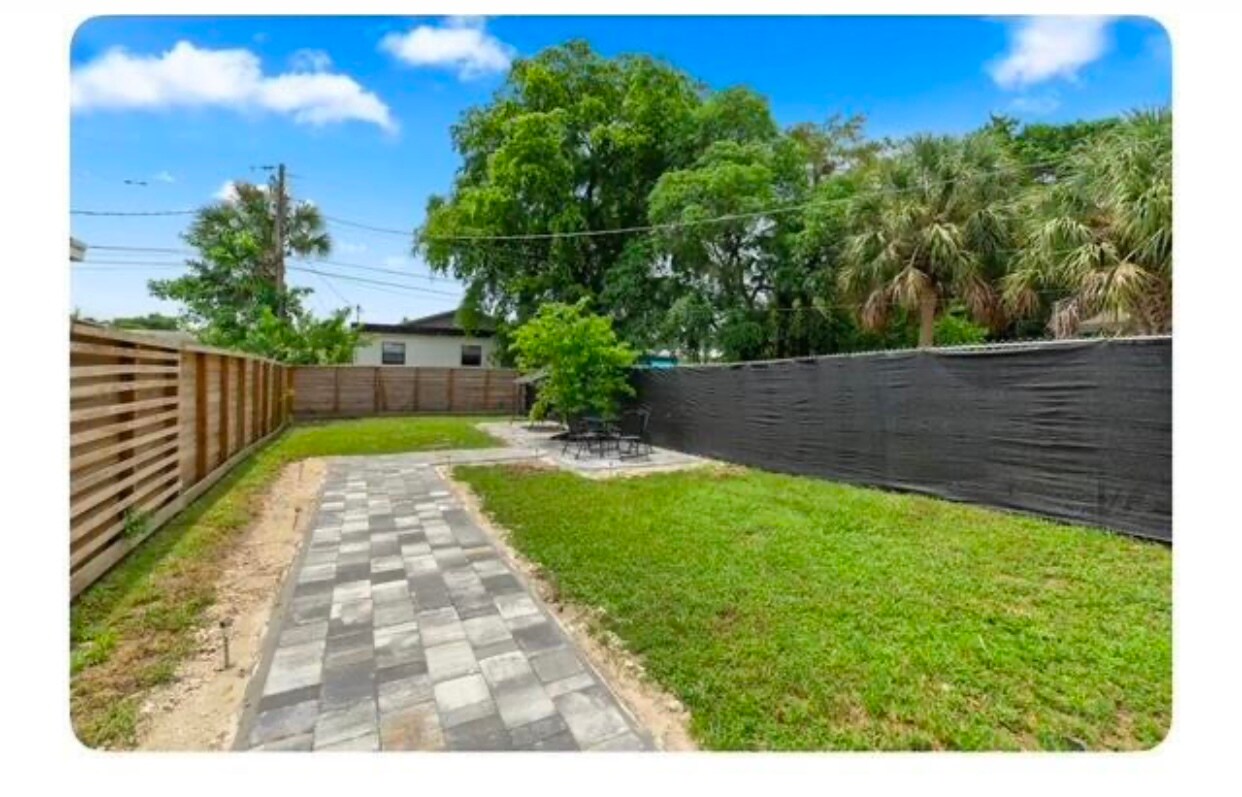 Extra large backyard for relaxation - 529 NW 15th Way