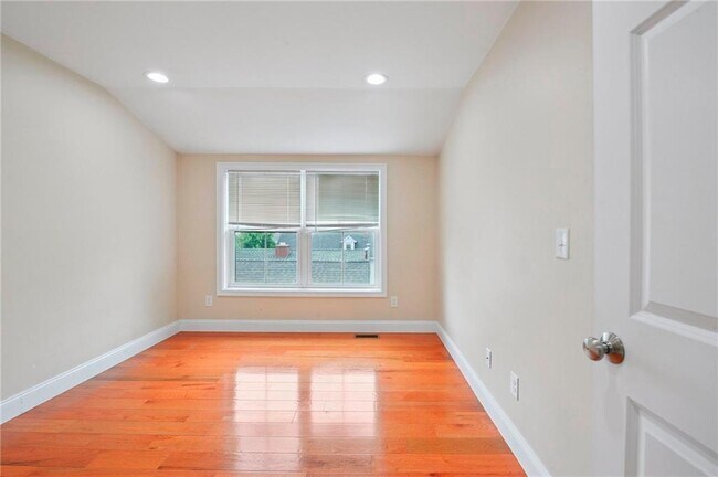 Building Photo - 298 Wickenden St