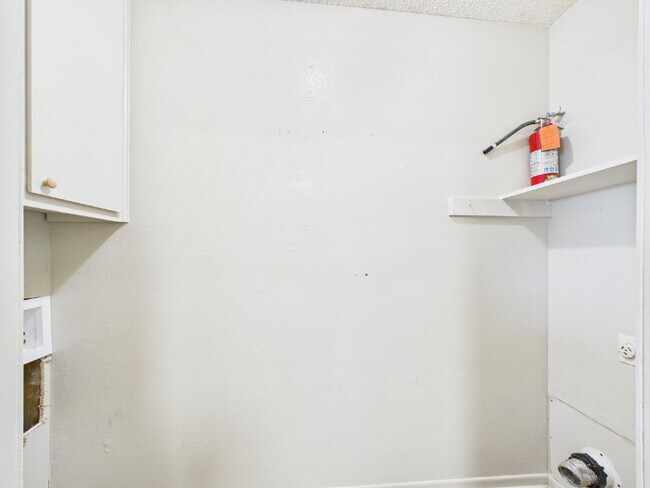 Building Photo - 2/1 Upstairs Unit Ready Now