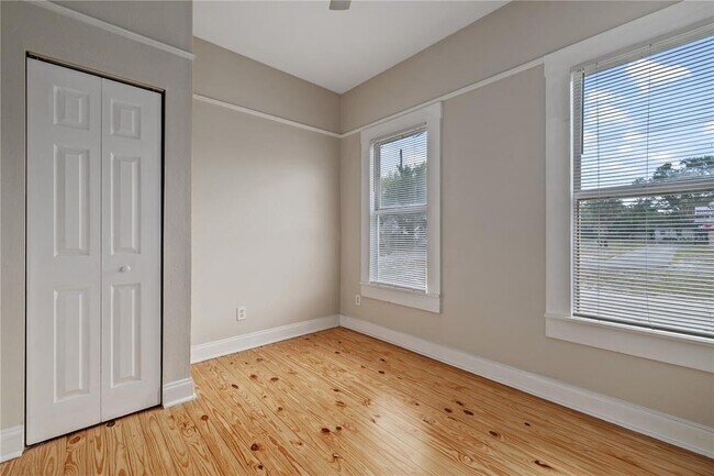 Building Photo - 2506 1/2 E Columbus Dr