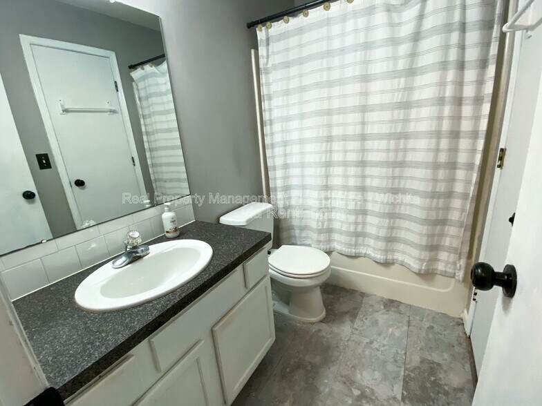 Building Photo - 10802 W Carr Ave