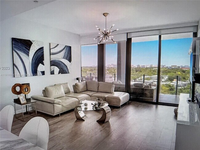 Primary Photo - 2831 S Bayshore Dr