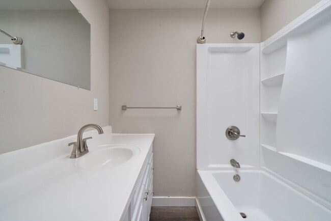 Building Photo - 15706 E Burnside St