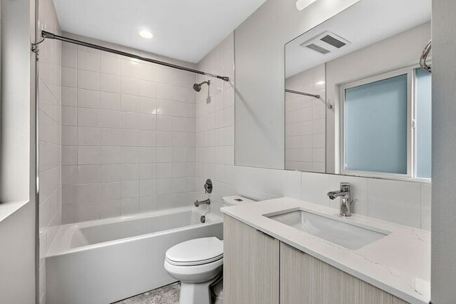 Building Photo - Stunning Standalone Townhome In Coveted Lincoln Park - Air Conditioned!
