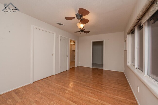 Building Photo - 2003 Arthur St