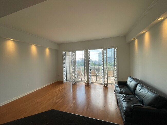 Building Photo - 3225 Turtle Creek Blvd Blvd