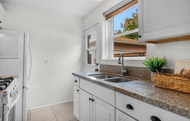 Building Photo - 629 N Marlborough Ave